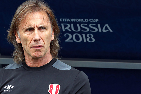 Sochi (Russian Federation), 26/06/2018.- Peru's coach Ricardo Gareca during the FIFA World Cup 2018 group C preliminary round soccer match between Australia and Peru in Sochi, Russia, 26 June 2018.

(RESTRICTIONS APPLY: Editorial Use Only, not used in association with any commercial entity - Images must not be used in any form of alert service or push service of any kind including via mobile alert services, downloads to mobile devices or MMS messaging - Images must appear as still images and must not emulate match action video footage - No alteration is made to, and no text or image is superimposed over, any published image which: (a) intentionally obscures or removes a sponsor identification image; or (b) adds or overlays the commercial identification of any third party which is not officially associated with the FIFA World Cup) (Mundial de Fútbol, Rusia) EFE/EPA/MOHAMED MESSARA EDITORIAL USE ONLY