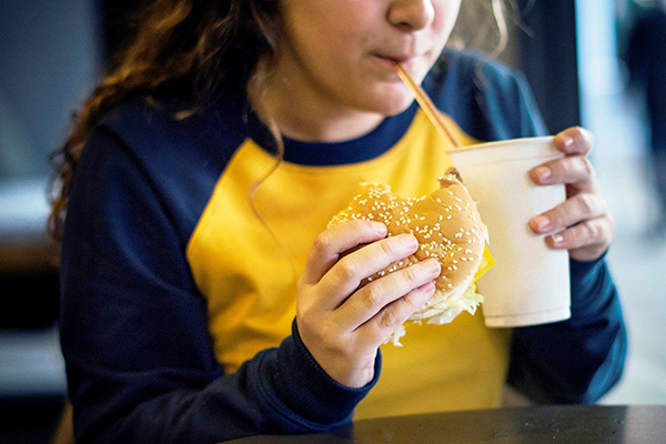 Lo que origina la obesidad en los niños es el consumo excesivo de muchos alimentos ricos en carbohidratos o procesados. (Foto Andina)