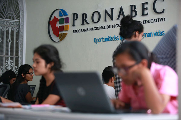 La directora de la Oficina de Becas, Ana Núñez, informó que las personas interesadas pueden postular por internet al concurso Beca Permanencia de Estudios Nacional.