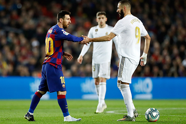 Los jugadores del Real Madrid, Benzemá (d) y del Barcelona, Messi (i), durante el encuentro correspondiente a la Liga jugado esta noche en el Camp Nou. (Foto: EFE/ Alberto Estevez)