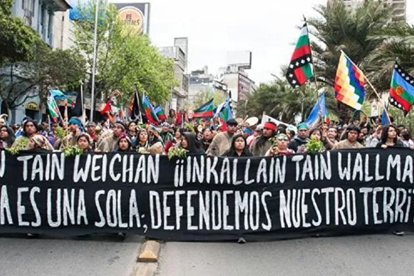Cada año, en el Día de la Raza, Santiago de Chile acoge una tradicional marcha. (Foto difusión)