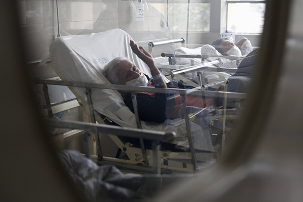 Pacientes se recuperan de la Covid-19 hoy, en el área de rehabilitación del hospital Cayetano Heredia, en Lima (Perú). (Foto: EFE/ Paolo Aguilar)