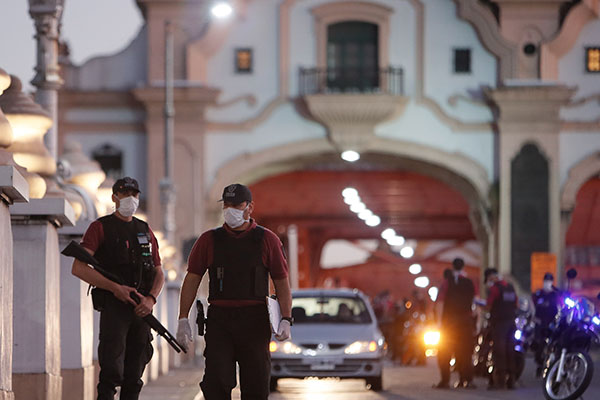 La policía controla uno de los accesos a la ciudad en Buenos Aires (Argentina). (Foto: EFE/Juan Ignacio Roncoroni)
