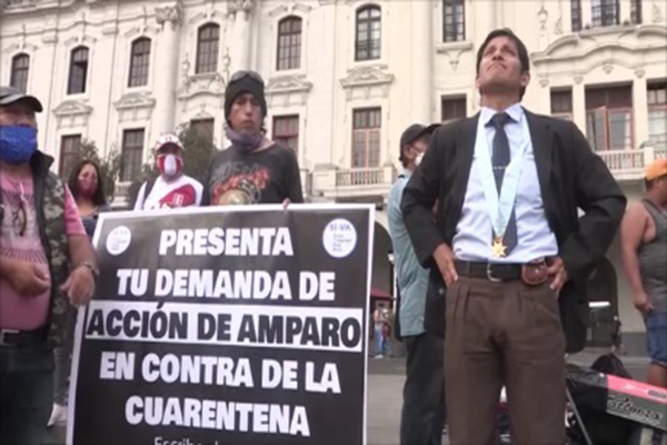 Los manifestantes respondieron a convocatorias hechas esta semana en redes sociales para expresar su rechazo ante el inminente inicio de una nueva cuarentena en diez de las 25 regiones de Perú ante el avance de la segunda ola de la covid-19. (Foto: EFE)