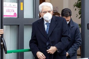 El jefe del Estado italiano, Sergio Mattarella, ha recibido hoy la primera dosis de la vacuna contra la covid-19 en el hospital de enfermedades infecciosas Spallanzani de Roma. (Foto: EFE/QUIRINALE HANDOUT)