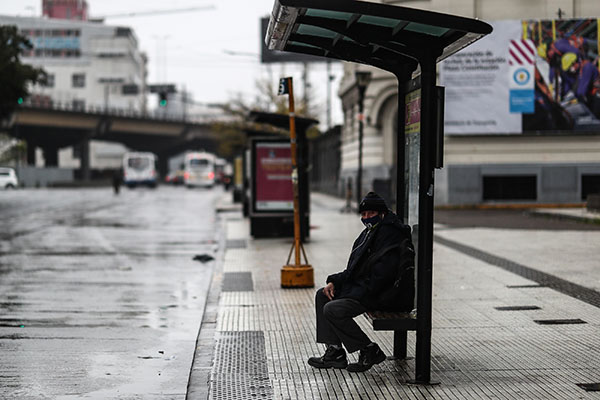 Una persona se sienta en una parada de autobús el 22 de mayo de 2021 en Buenos Aires (Argentina). (Foto: EFE/ Juan Ignacio Roncoroni)