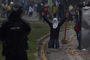 Manifestantes se enfrentan con miembros del Escuadrón Móvil Antidisturbios (ESMAD) durante las protestas ayer en Cali (Colombia). (Foto: EFE/ Ernesto Guzmán Jr)