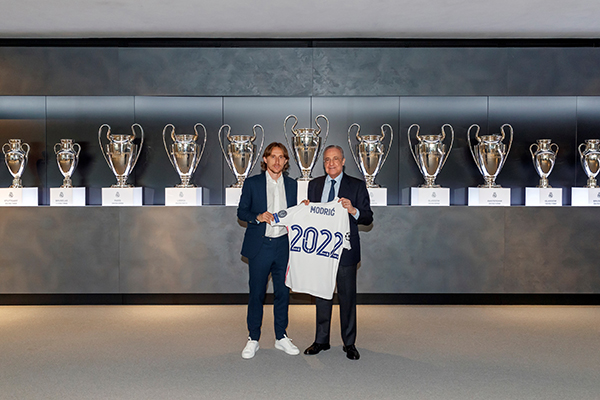 El presidente del Real Madrid, Florentino Pérez (d), posa junto al centrocampista croata Luka Modric (i), después de que este martes hayan acordado la ampliación de su contrato hasta el 30 de junio de 2022. (Foto: EFE/ Real Madrid)