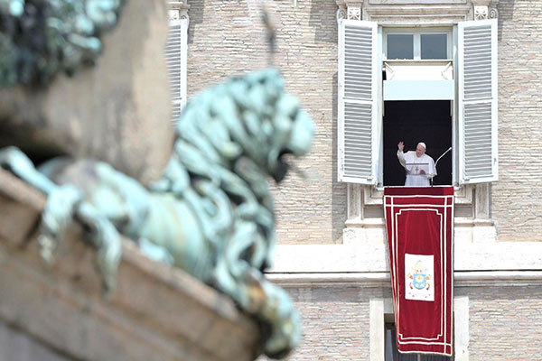 El papa Francisco en la ventana del Palacio Apostólico tras el rezo del Ángelus dominical, en la plaza de San Pedro. (Foto: EFE/CLAUDIO PERI)