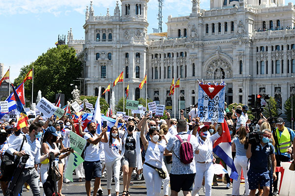 Marcha convocada este domingo en Madrid en defensa de los derechos humanos en Cuba que ha discurrido entre la plaza de Cibeles y la plaza de Callao. (Foto: EFE/Víctor Lerena)