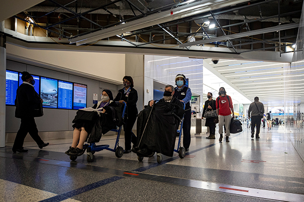 Vista de pasajeros que llegan al Aeropuerto Internacional de Los Ángeles, en una fotografía de archivo. (Foto: EFE/Etienne Laurent)