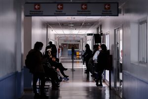 Varias personas esperan en una sala, en el Hospital de la Provincia de Buenos Aires (Argentina), en una fotografía de archivo. (Foto: EFE/ Juan Ignacio Roncoroni)