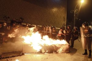AV. ABANCAY: INFILTRADOS 'CHOCAN' CON POLICÍAS Y ATACAN A PERIODISTAS